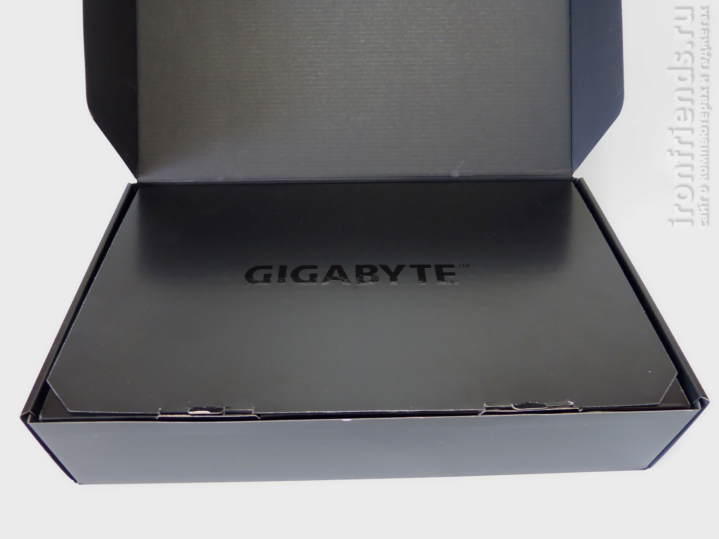Упаковка Gigabyte GTX 1070 Ti Gaming 8G