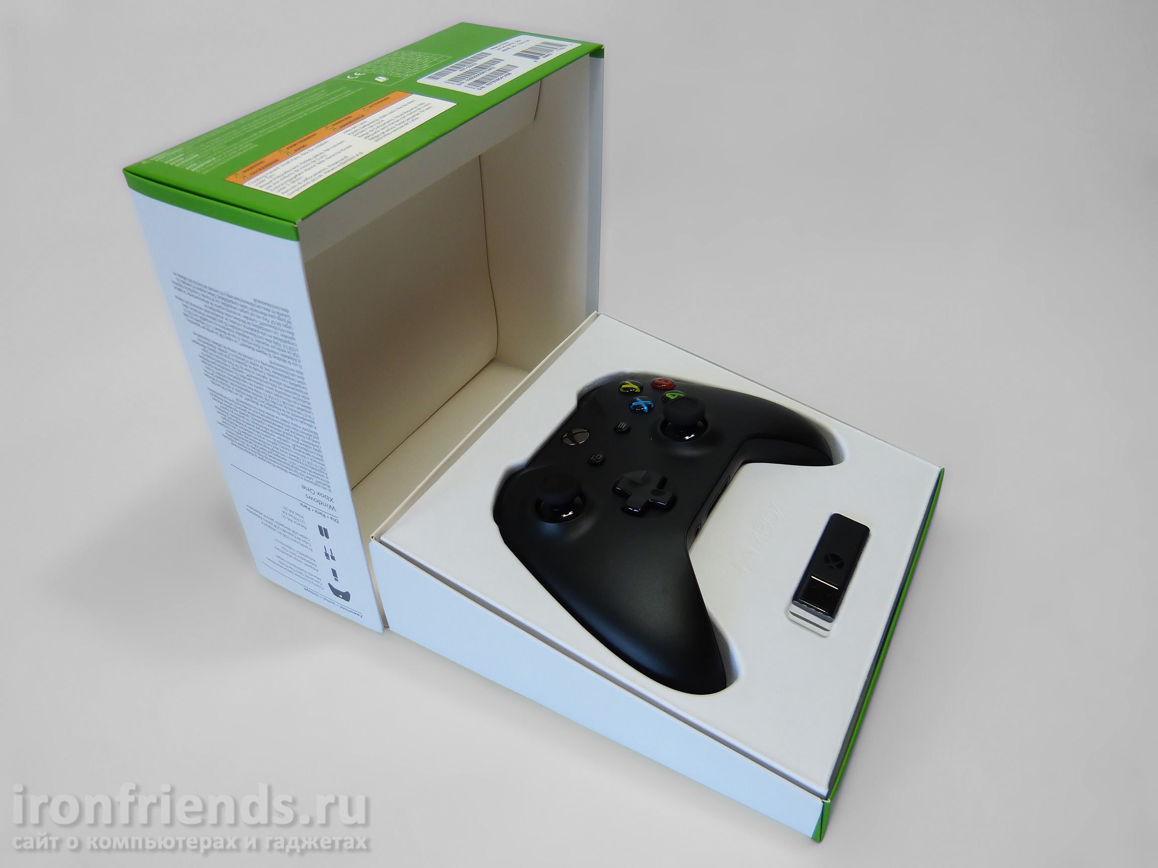 Упаковка геймпада Xbox One S